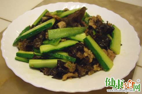 口腔溃疡多吃黄瓜木耳炒肉片