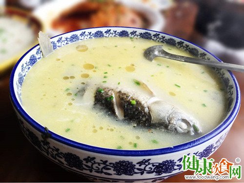 鲫鱼汤的做法:巧煮鲫鱼味美汤鲜